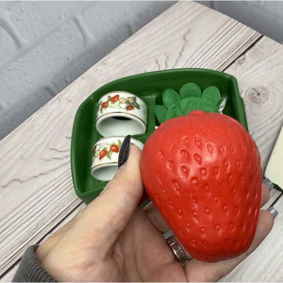 NEW Avon Set Of 2 Vintage Strawberry Porcelain Napkin Rings & Guest Soap - Picture 13 of 13